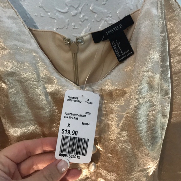Gold romper by forever 21 NWT - Picture 3 of 4